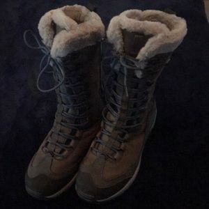 These are Merrell waterproof winter boots the color is this brown with very soft